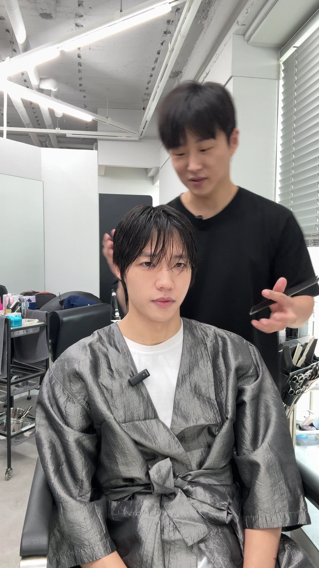 옆머리의 균형을 살펴보며 상담하는 토르소 실제 시술 장면