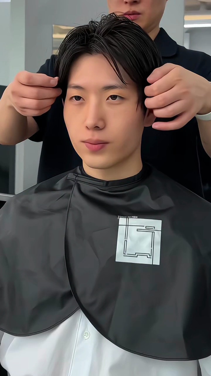 토르소 실제 시술 사진의 이마, 옆머리, 귀와 턱선 주변에 세 가지 관찰 위치를 표시한 예시